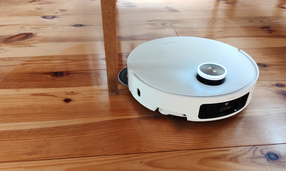 test robota Dreame X50 Ultra Complete robot mopuje podłogę przy stole
