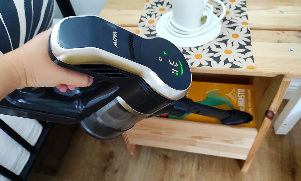 Test odkurzacza Mova S2 Detect - widok na odkurzacz, jego pojemnik na kurz