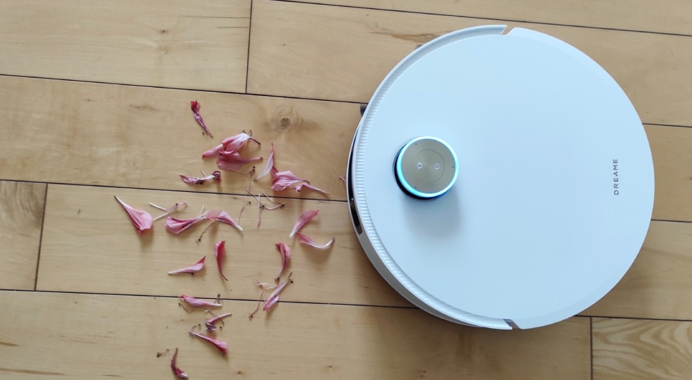test robota Dreame X50 Ultra Complete robot zbiera z podłogi płatki kwiat&oacute;w