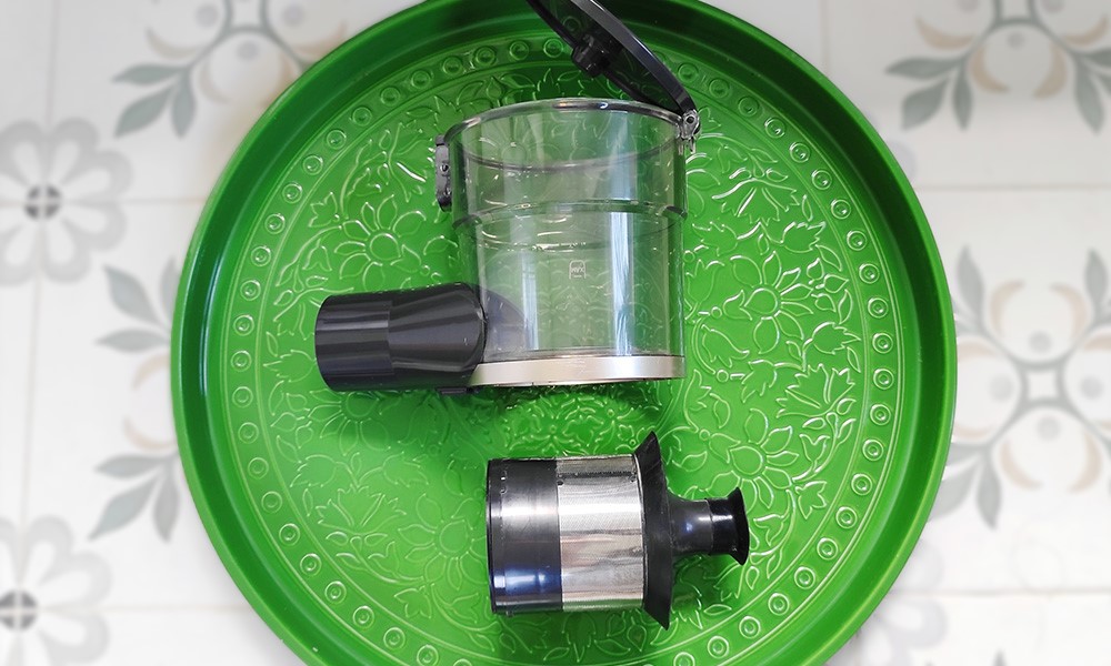 Test odkurzacza Mova S2 Detect - widok na pusty, rozłożony pojemnik na kurz