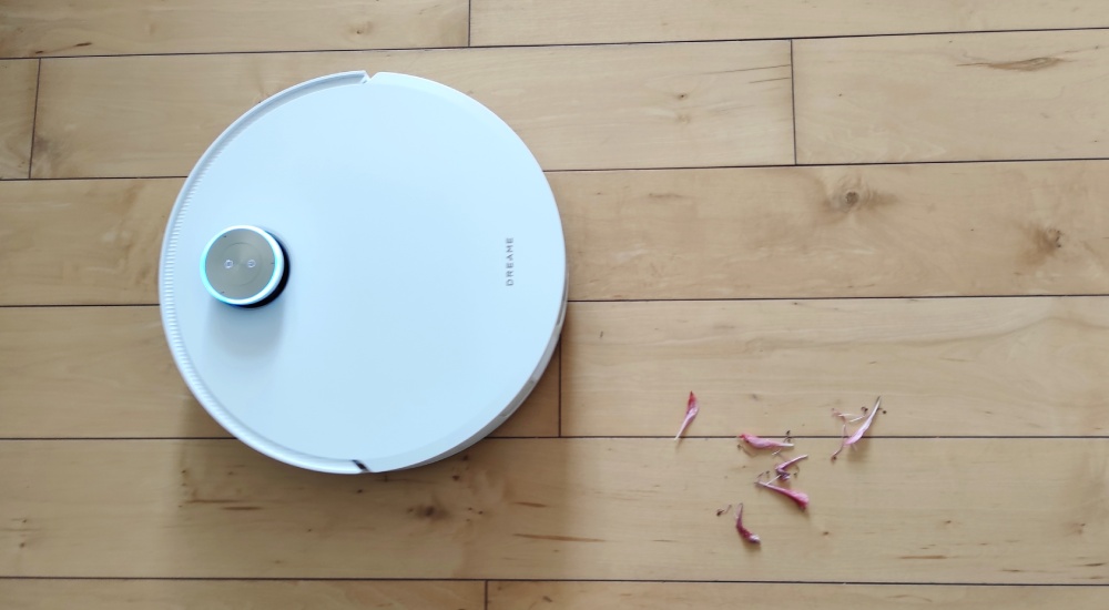 test robota Dreame X50 Ultra Complete robot posprzątał płatki kwiat&oacute;w z podłogi