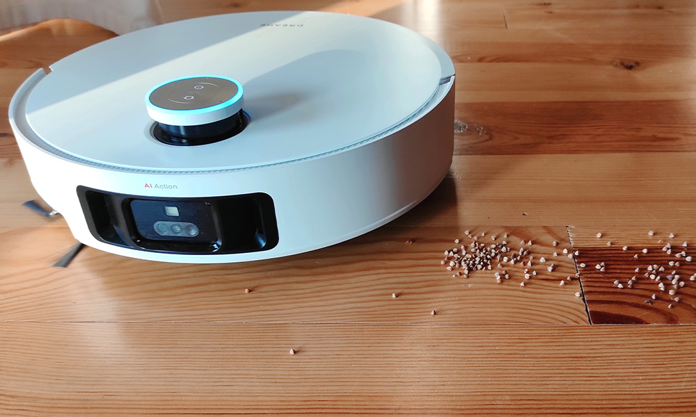 test robota Dreame X50 Ultra Complete robot zbiera rozsypaną kaszę z podłogi