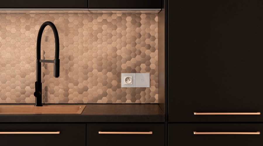 elegancka kuchnia z lod&oacute;wką w zabudowie