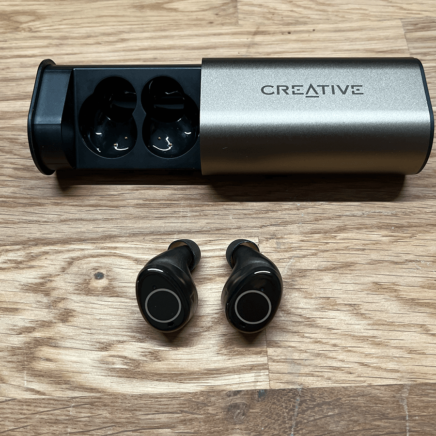 o, co jest w tych słuchawkach naprawdę fajne, to długie działanie na baterii. Pracują nawet do 60 godzin na jednym ładowaniu.