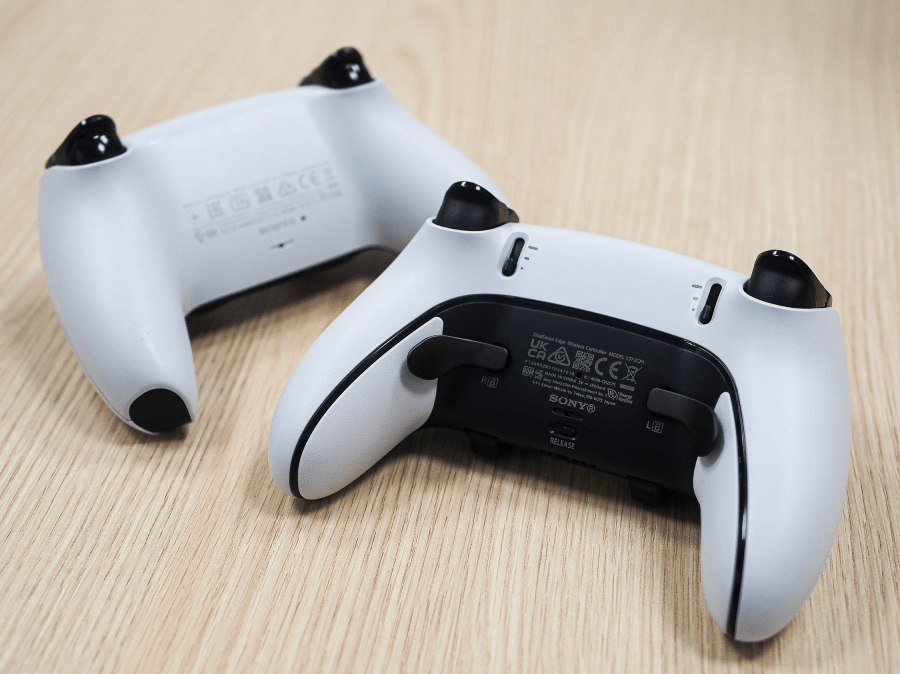 Dwa wewnętrzne guziki (lub łopatki &ndash; elementy są wymienne) nie są od tego pełnym wybawieniem, ale dają zdecydowanie więcej nowych możliwości.