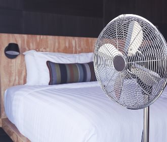 Wiatrak domowy w sypialni