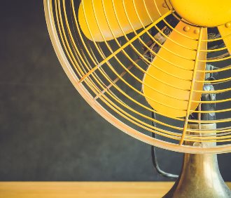 Ż&oacute;łty wiatrak biurkowy w stylu retro