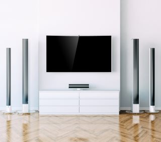 Przed podłączeniem kina domowego do tv warto sprawdzić, jakie wejścia i wyjścia posiadają obydwa urządzenia