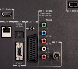 Telewizor wyposażony w złącza HDMI, SCART, RCA oraz wyjście S/PDIF (Digital Audio)