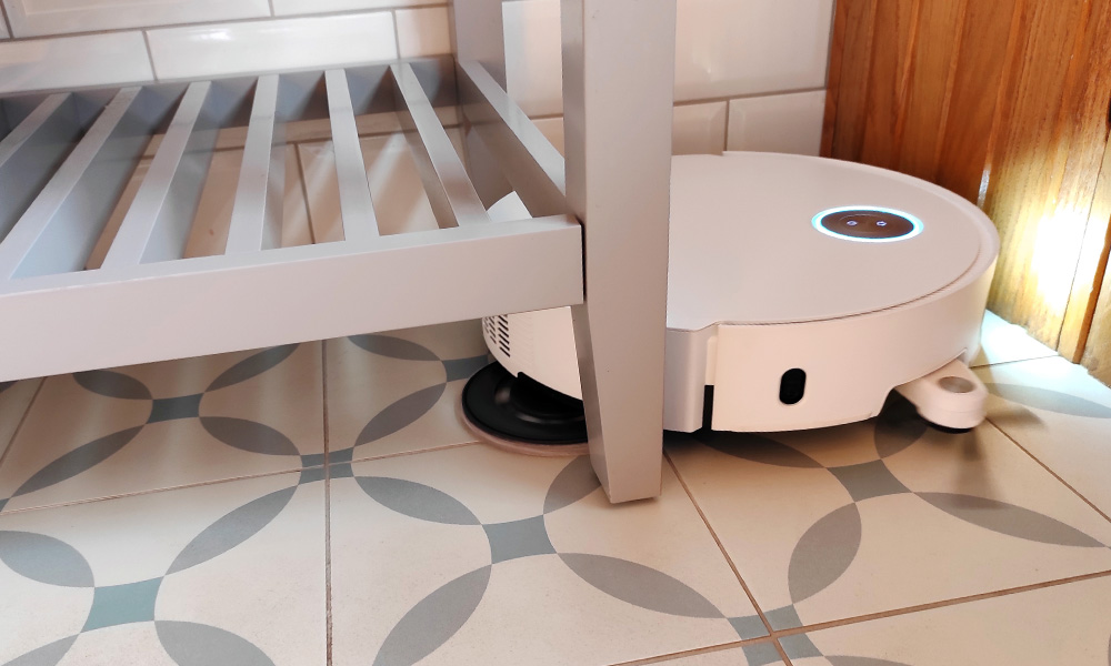 test robota Dreame X50 Ultra Complete robot wjeżdża pod niską szafkę