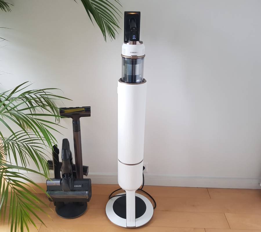 I wtedy stanęła przede mną ONA (stacja ładująco-czyszcząca). Prawie cała na biało, ze złotymi i czarnymi wstawkami, kt&oacute;re czynią z niej wyjątkowej urody przedmiot. 