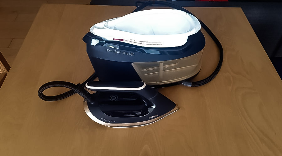 W pierwszej chwili Philips PerfectCare skojarzył mi się ze statkiem, zaprojektowanym z dużym wyczuciem (do czego już przyzwyczaili nas designerzy marki).