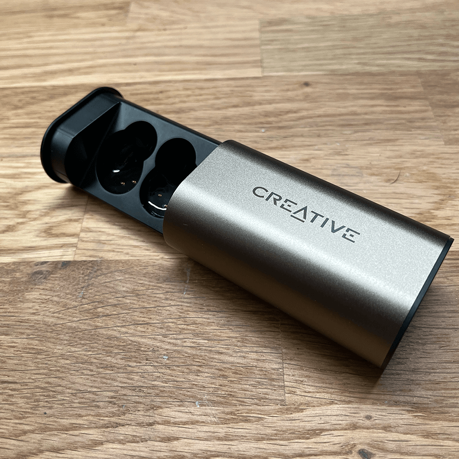 Dotykowy panel z boku słuchawki ułatwia sterowanie. Nie tylko włączysz redukcję szum&oacute;w, ale także odbierzesz połączenie, zmienisz utw&oacute;r, zgłośnisz i ściszysz muzykę.