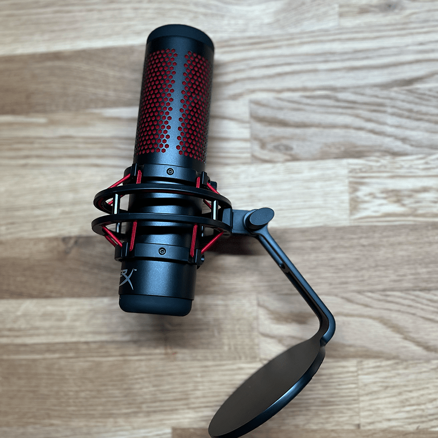 HyperX Quadcast współpracuje również z Discordem i TeamSpeakiem, więc jest doskonały do komunikacji z drużyną podczas grania. Wtedy także bardzo przydaje się możliwość łatwego wyciszenia.