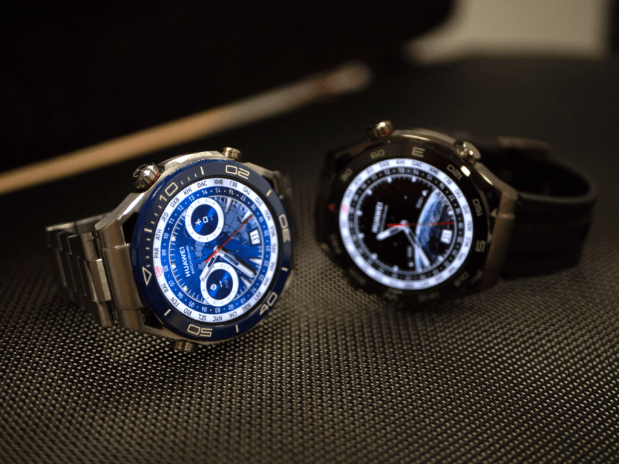 Po wyjęciu go z pudełka poczułem, że zegarek jest dość ciężki &ndash; waży około 76 g, w zależności od konfiguracji opaski. P&oacute;źniej dowiedziałem się, że to &bdquo;zasługa&rdquo; najwyższej klasy materiał&oacute;w, takich jak m.in. stop cyrkonu, szkło szlifowane oraz elementy ceramiczne.