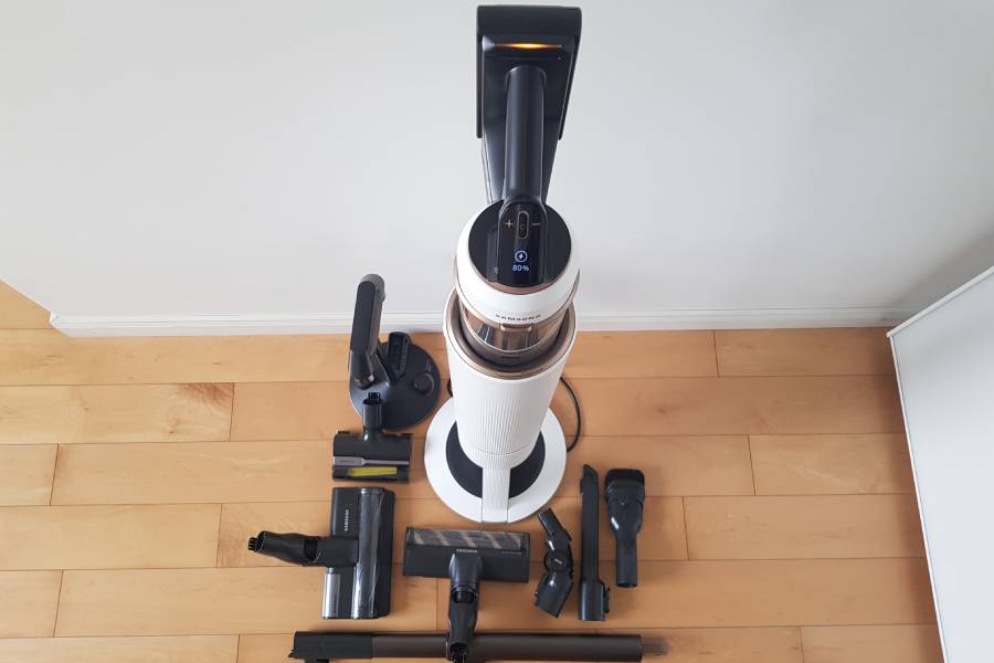 Urządzenie służy wyłącznie (i aż!) do odkurzania, nie ma funkcji mopowania i polerowania podłogi. Jeśli jednak tylko chcemy, możemy kupić dodatkowe akcesoria, np. końc&oacute;wkę myjącą ze spryskiwaczem Bespoke Jet czy drugą wymienną baterię i ładowarkę. 