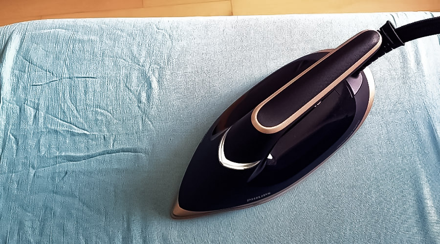 Stopa żelazka pozostawia za sobą gładki ślad – wolny nie tylko od zagnieceń, ale też od połysku