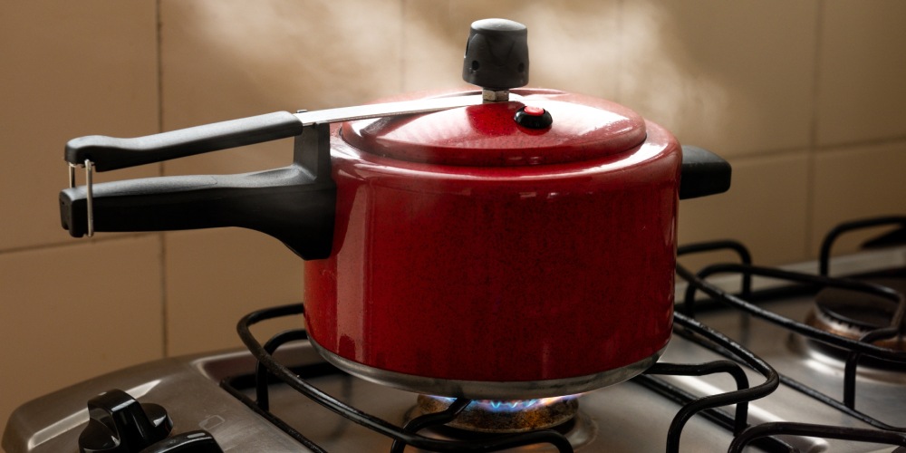 szybkowar stoi na kuchence gazowej