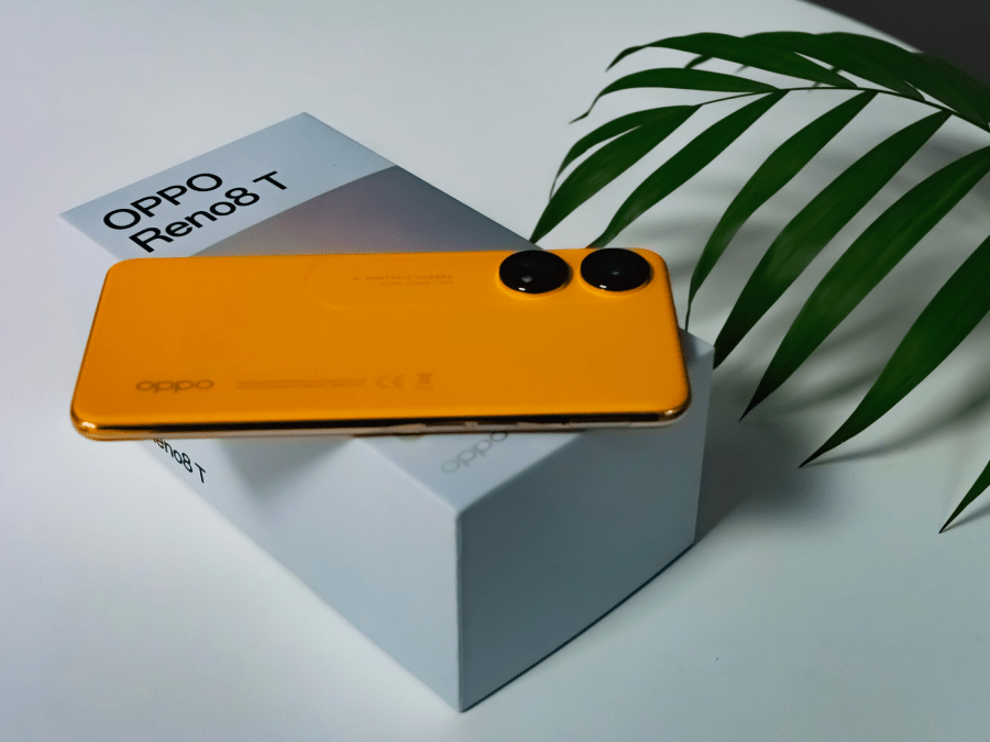 Tekstura pomarańczowego materiału jest bardzo przyjemna w dotyku. Jednak gł&oacute;wną zaletą takiego wykończenia jest to, że telefon pewnie leżał w dłoni i nie wyślizgiwał się, nawet gdy ręce były mokre.