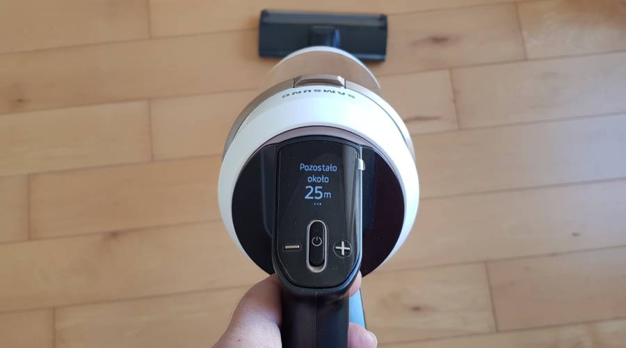 Stacja All-in-One pełni trzy funkcje &ndash; sprawdza się jako kolumna do odwieszania odkurzacza, umożliwia jego ładowanie oraz oczyszczanie pojemnika na kurz. Co ważne, ładowanie i czyszczenie może się odbywać jednocześnie (oczywiście gdy urządzenie jest podłączone do prądu). 