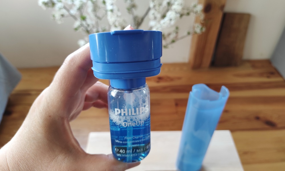 test mopa elektrycznego Philips OneUp 5000 - widok na płyn do mycia podł&oacute;g