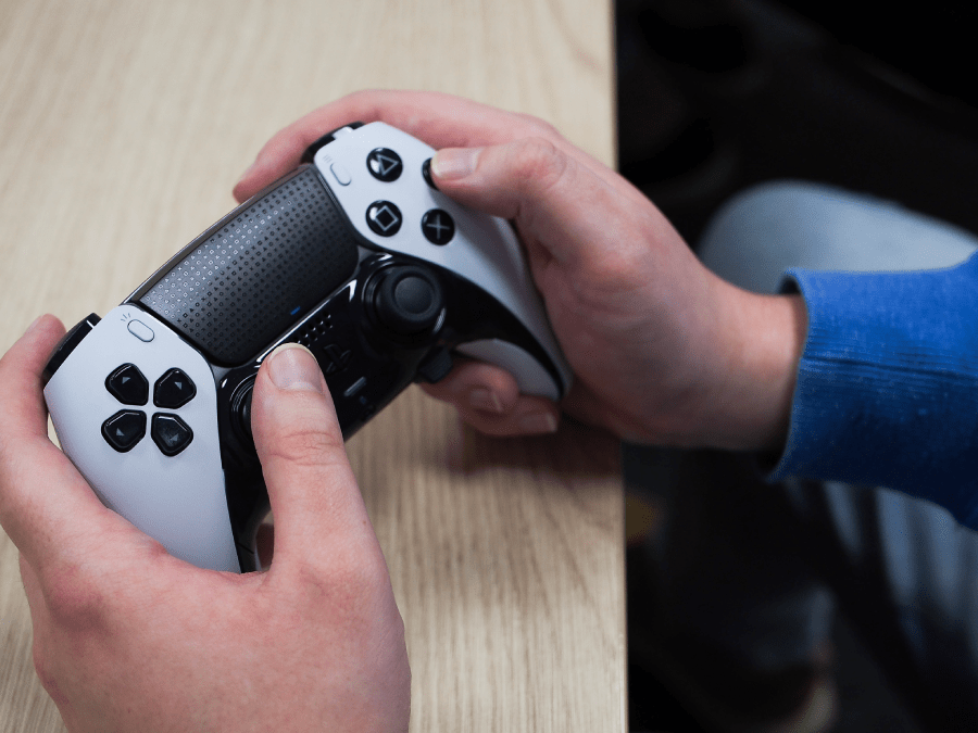 Nowy pad od Sony z całą pewnością sprawdzi się dla pro-graczy. Jednak muszę przyznać, że to, co oferuje, może przypaść do gustu zwykłym graczom, kt&oacute;rzy spędzają przed konsolą czas wyłącznie dla rozrywki. 