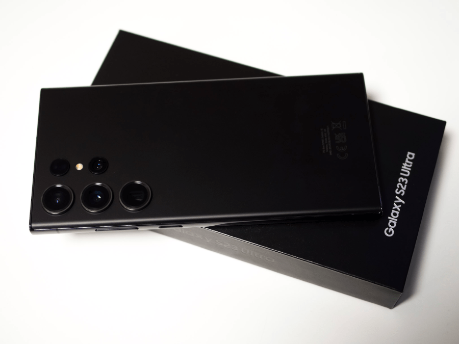 Samsung Galaxy S23 Ultra nie tylko jest największy (wymiary 163,3 × 77,9 × 8,9 mm, rozmiar ekranu 6,8 cala), ale także wyposażony w najmocniejsze podzespoły i rysik.