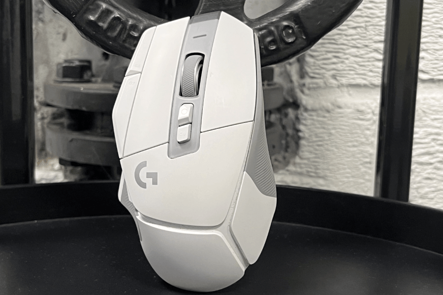 Oczywiście jest r&oacute;wnież opcja używania myszki po kablu USB-USB-C w innym celu niż samo ładowanie, ale to r&oacute;wnież nie wydaje się zbyt rozsądne, biorąc pod uwagę, że G502 X praktycznie nie ma op&oacute;źnień.