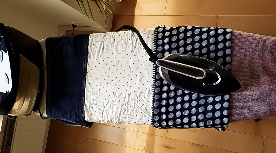 Technologia OptimalTEMP – umożliwia prasowanie bez potrzeby regulacji temperatury, która jest stała, odpowiednia dla wszystkich rodzajów tkanin (dżinsu, jedwabiu, bawełny, wełny itd.).