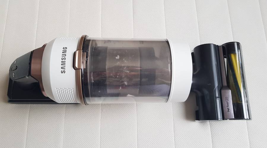 Rura teleskopowa sprawia wrażenie ciężkiej (pewnie z powodu jej czarnego koloru), ale wcale taka nie jest. Jej długość można regulować od 52,5 cm do 66,5 cm &ndash; dostosowując do wzrostu użytkownika i rodzaju wykonywanej pracy. 