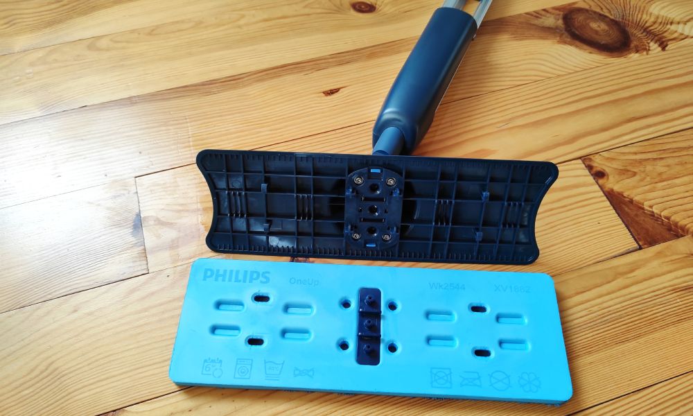 test mopa elektrycznego Philips OneUp 5000 - widok na pad leżący na podłodze