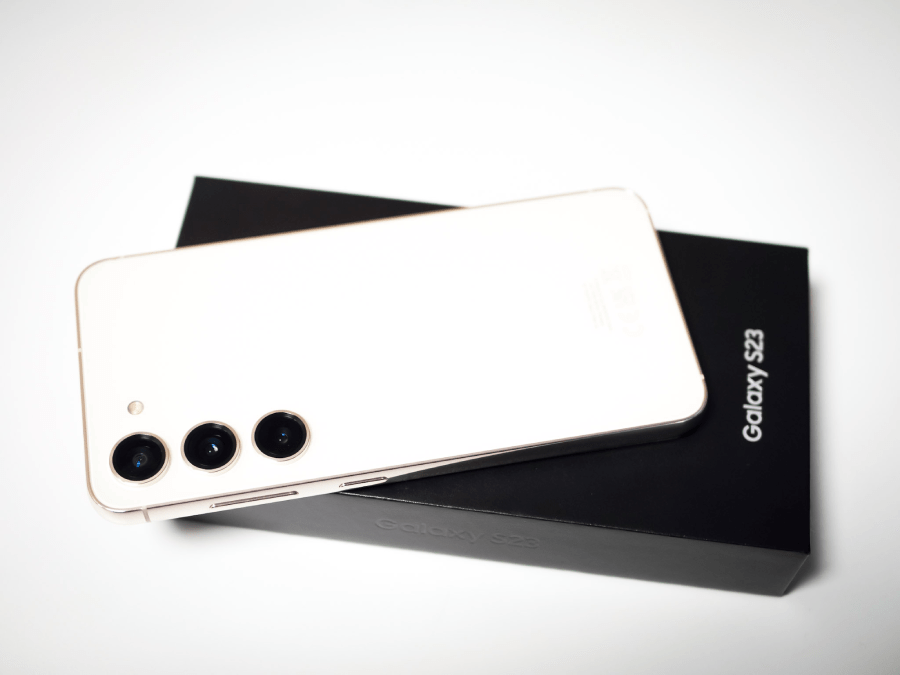 Samsung Galaxy S23 to model standardowy o wymiarach 145 × 76 × 7,6 mm, z ekranem o przekątnej 6,1 cala.