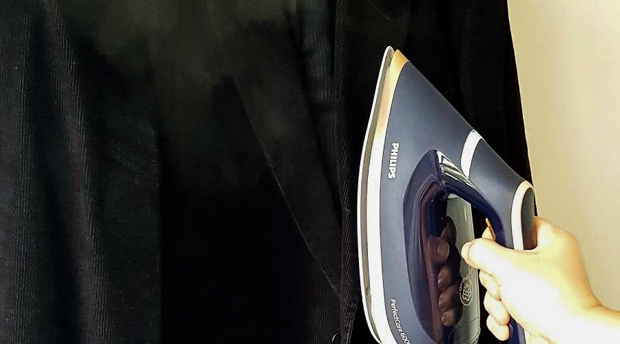 Sprawdziłam to na przykładzie sztruksowej marynarki, która nabawiła się zagnieceń wskutek ścisku w szafie.