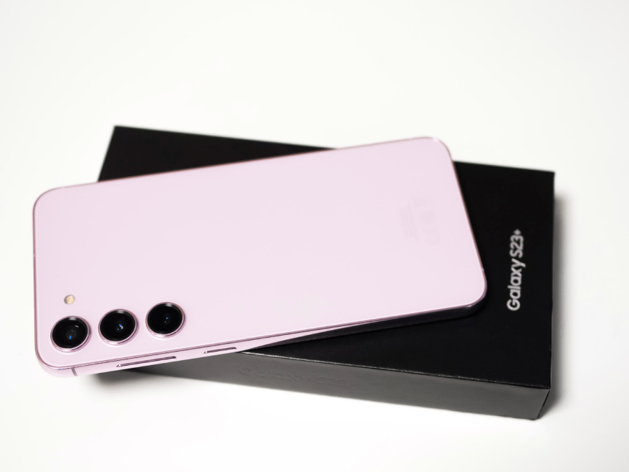 Z kolei Samsung Galaxy S23+ to jego powiększona wersja. Ma wymiary 158 × 76 × 7,5 mm i przekątną ekranu 6,6 cala, a co za tym idzie – otrzymał baterię o większej pojemności (4700 vs 3900 mAh).