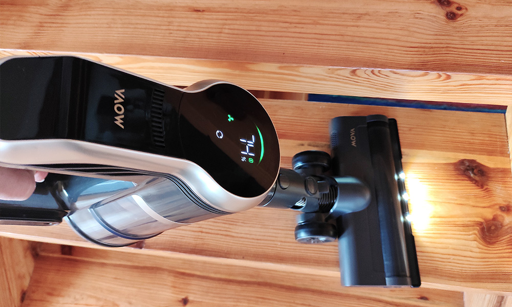 Test odkurzacza Mova S2 Detect - odkurzanie schodów szczotką uniwersalną, bez rury