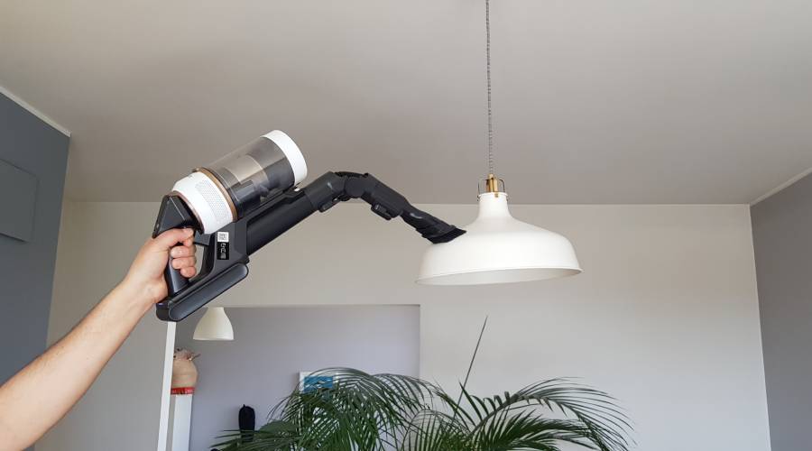 Elastyczna końc&oacute;wka &ndash; przydaje się jako łącznik między ssawką szczelinową lub szczotką do kurzu a rurą odkurzacza lub samym odkurzaczem. Można ją odpowiednio wygiąć i zablokować w tej pozycji, by lepiej zbierać kurz z żaluzji, lamp, kratek wentylacyjnych itp.