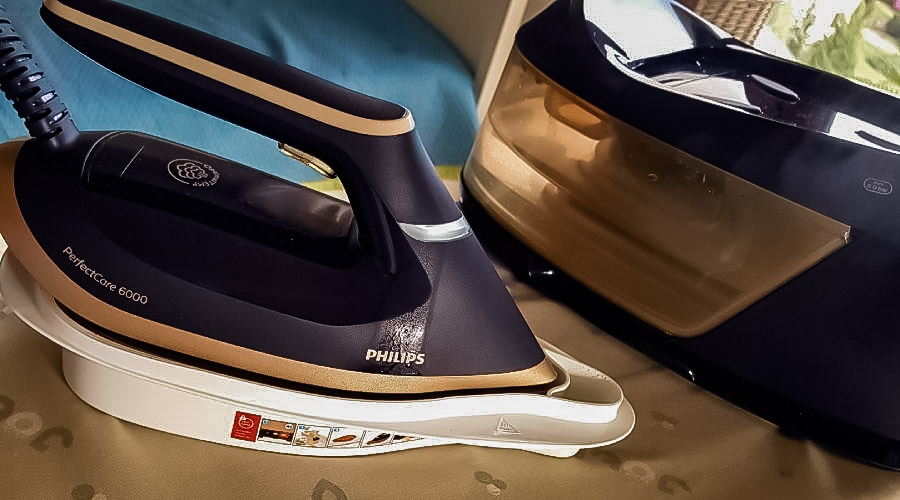 Pozostałe czynności urządzenie wykonało samo. Przez 2 minuty, kt&oacute;rym towarzyszył też sygnał dźwiękowy, ze stopy żelazka wydostawały się potężna para i woda oczyszczające kanaliki