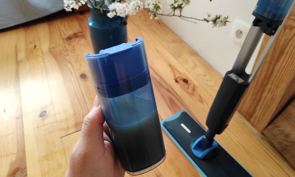 test mopa elektrycznego Philips OneUp 5000 - widok na pojemnik z brudną wodą