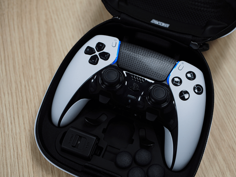 Dzięki takiej konstrukcji guziki nie wyślizgują się spod palc&oacute;w nawet po dłuższej grze.