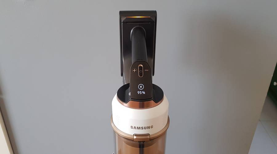 Testowanie odkurzacza w aucie mogłam więc kontynuować dopiero po jej ponownym naładowaniu, czyli po ponad 3 godz. Długi czas oczekiwania umilają efekty specjalne, tzn. zmiany kolor&oacute;w diody na rękojeści, tuż przed baterią. 