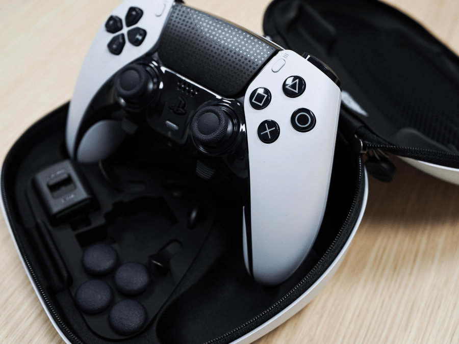 w etui mieszczą się wszystkie elementy. Specjalne przegrody na dodatkowe guziki, wyprofilowane miejsce na nakładki na joysticki i oczywiście usztywnione miejsce dla pada i kabla zasilającego.