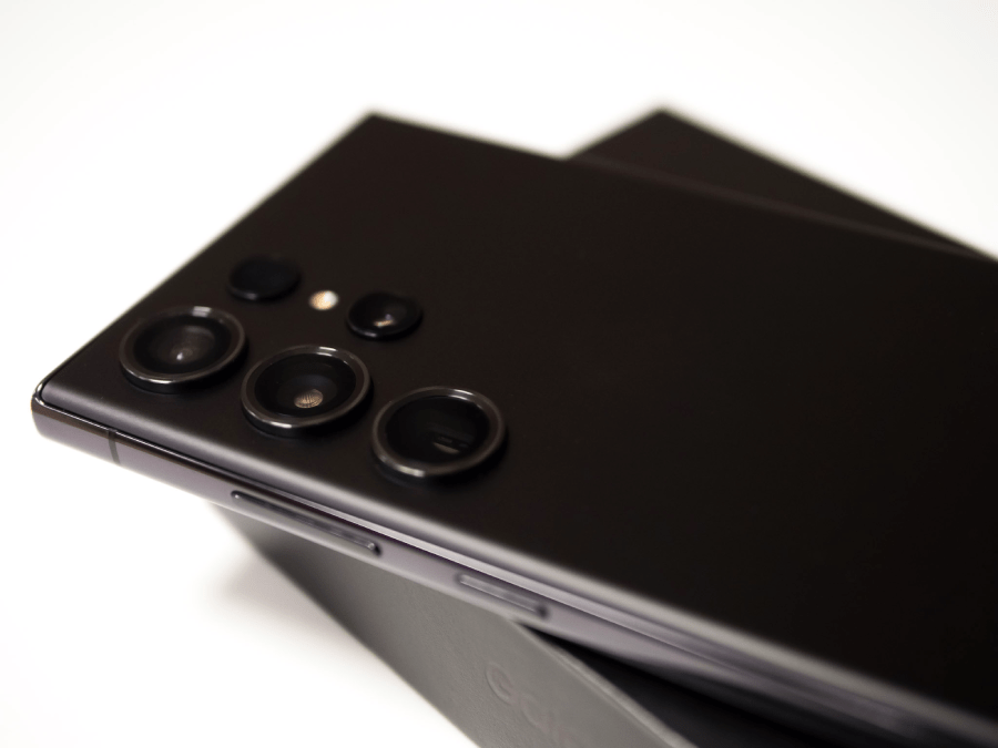 Lubisz robić dużo zdjęć, a smartfon to twoje podstawowe narzędzie do fotografowania? Choć wersje standardowa oraz Plus również dobrze wypadają na tym polu, to jednak Samsung Galaxy S23 Ultra zdecydowanie się wybija, jeśli chodzi o fotografowanie. 