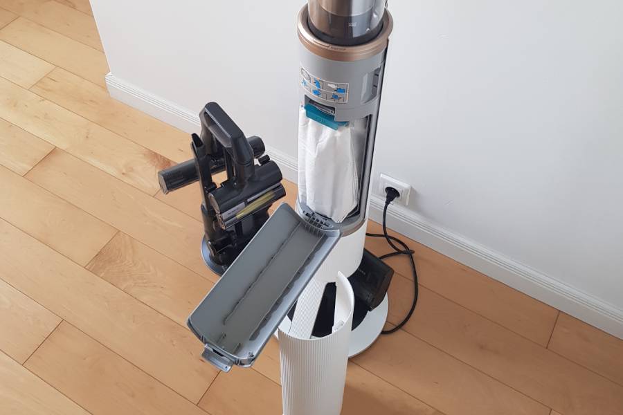 W przezroczystym pojemniku na kurz pozostają większe nieczystości. Podobało mi się, że nie trzeba ich stamtąd wyrzucać ręcznie, wznosząc chmurę pyłu.