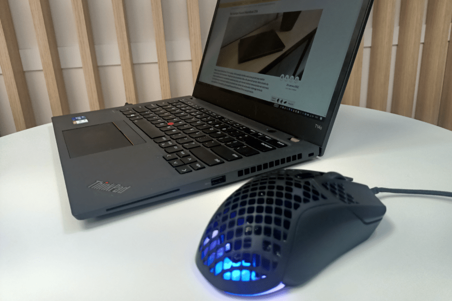 Nowa myszka  Aerox 5 waży zaledwie 66 g. Wszystko dzięki dopracowanej strukturze plastra miodu oraz specjalnie przeprojektowanej elektronice. 