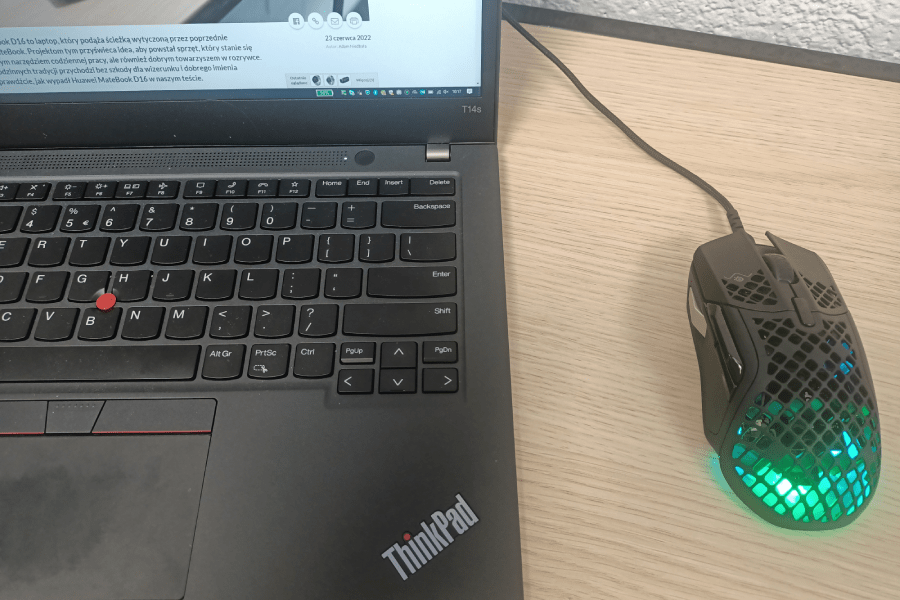 Na żadnym z testowanych materiał&oacute;w nie miałem problemu z przesuwaniem myszki Aerox 5