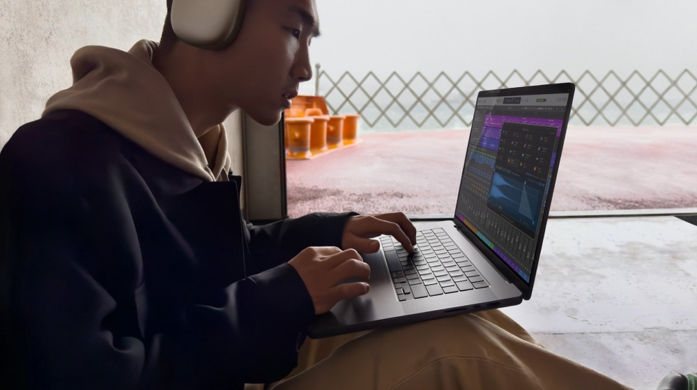 student tworzący muzykę w programie Logic Pro na komputerze Mac