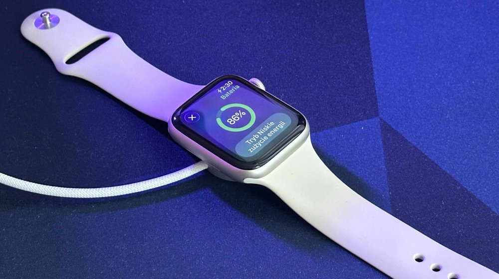 ładowanie zegarka Apple Watch SE 3