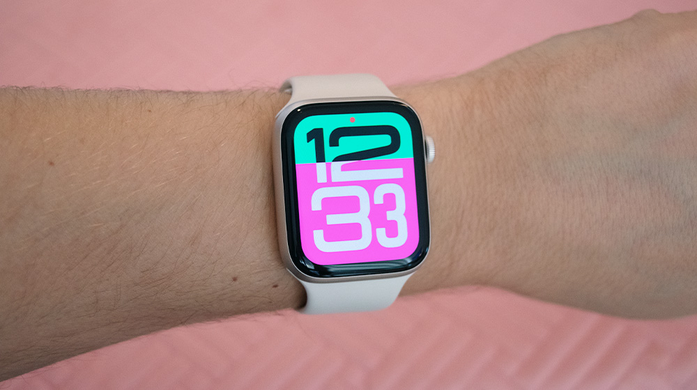 Apple Watch SE 3 różowe tło