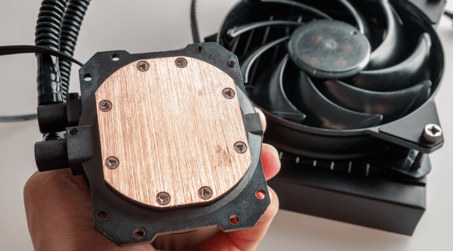 Chłodzenie wodne zawiera trzy lub cztery części: blok wodny, pompę, radiator i niekiedy rezerwuar. Z tego powodu można je podzielić na dwa rodzaje: all-in-one oraz klasyczne.