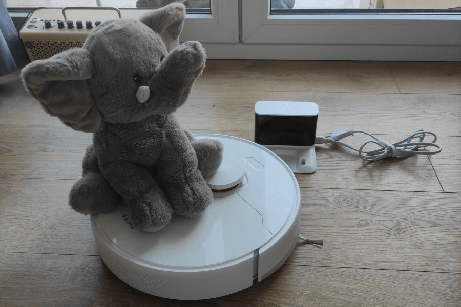 Przechodząc do przeszkód, chciałem sprawdzić, jak Dreame D10s radzi sobie z rozpoznawaniem zmian w otoczeniu. Przyszło do mnie kilka kartonów, dodatkowy monitor wylądował na podłodze, a krzesło stale przemieszczało się po pokoju.